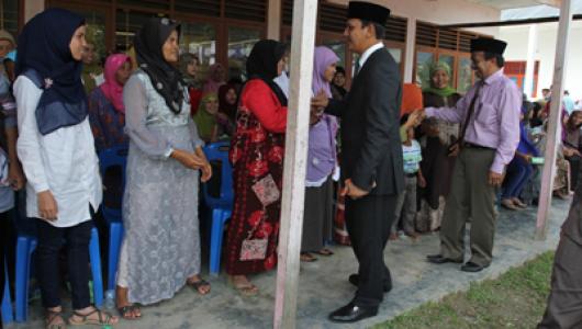 Bupati Madina Serahkan Beasiswa Kepada Mahasiswa Kurang Mampu dan Berprestasi
